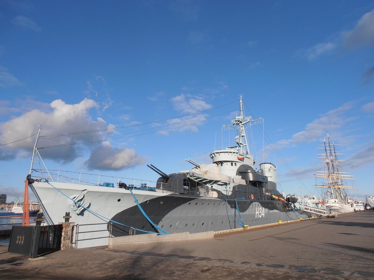 Dar Pomorza i ORP Błyskawica