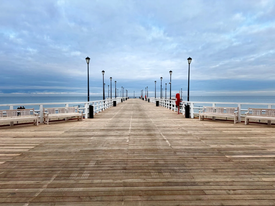 Molo i plaża w Brzeźnie