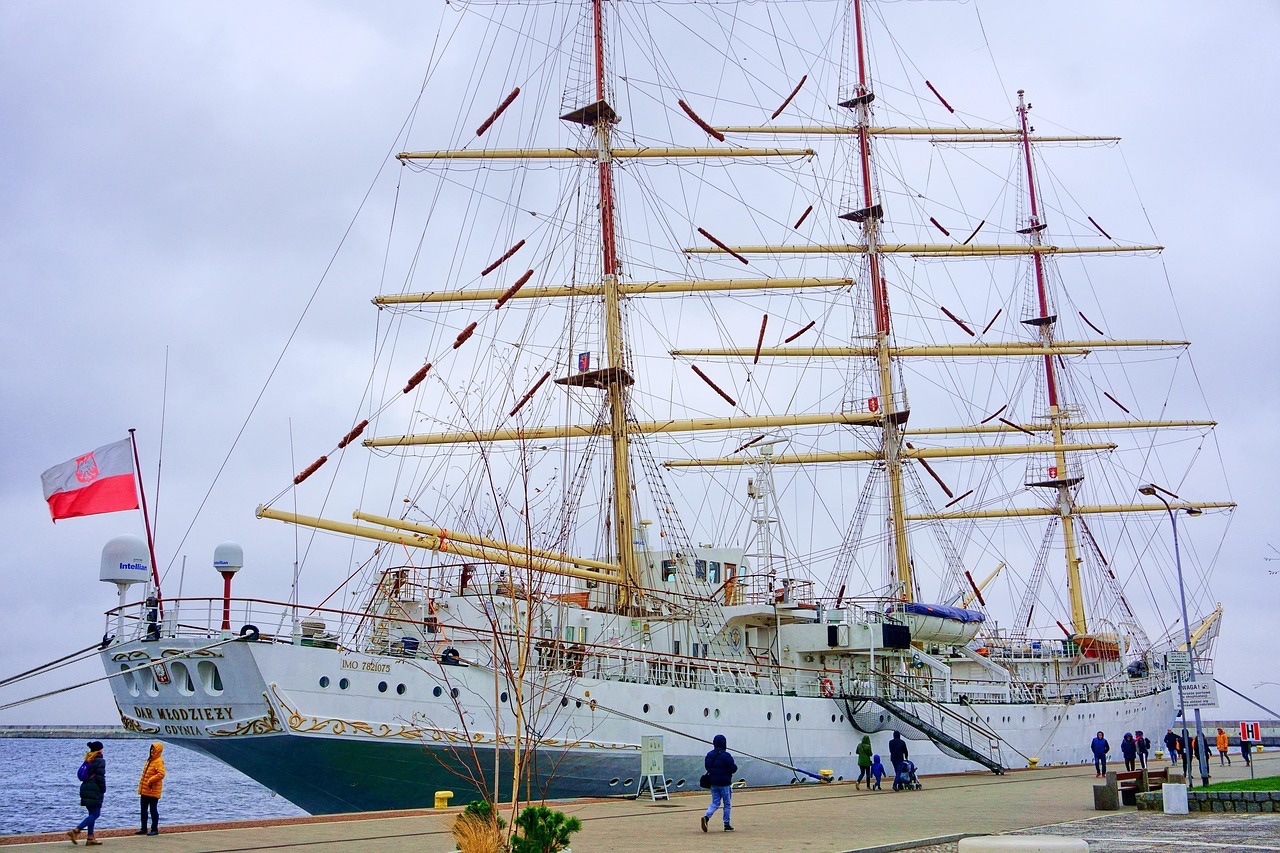 Dar Pomorza i ORP Błyskawica